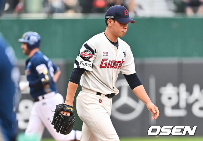 [OSEN=부산, 이석우 기자] 7일 부산 사직야구장에서 2024 신한 SOL 뱅크 KBO 리그 롯데 자이언츠와 NC 다이노스의 경기가 열렸다. 홈팀 롯데는 김진욱이 선발 출전하고 NC는 이재학이 선발 출전했다.롯데 자이언츠 선발 투수 김진욱이 1회초 1사 1루 NC 다이노스 데이비슨에게 중월 2점 홈런을 맞고 아쉬워하고 있다. 2024.08.07 / foto0307@osen.co.kr