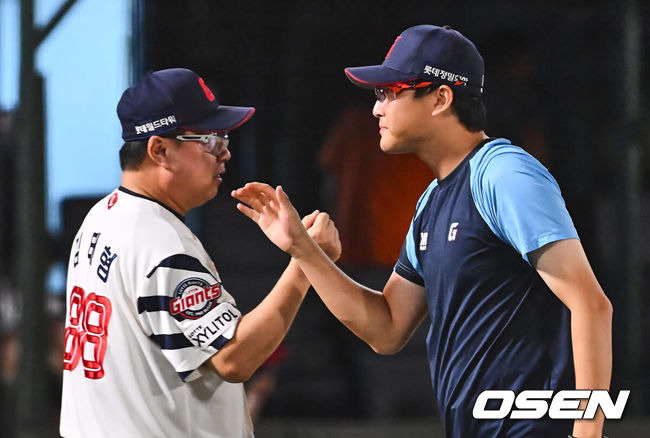 [OSEN=부산, 이석우 기자] 27일 부산 사직야구장에서 2024 신한 SOL 뱅크 KBO 리그 롯데 자이언츠와 한화 이글스의 경기가 열렸다. 홈팀 롯데는 박세웅이 선발 출전하고 한화 이글스는 문동주가 선발 출전했다.롯데 자이언츠 박세웅이 한화 이글스에 3-1로 역전승하고 김태형 감독과 기쁨을 나누고 있다. 2024.08.27 / foto0307@osen.co.kr