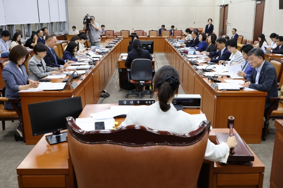 간호법 ‘끝장 심사’ 돌입 - 27일 오후 서울 여의도 국회에서 간호법 심사를 위한 보건복지위원회 1법안심사소위원회의가 개회되고 있다.  연합뉴스