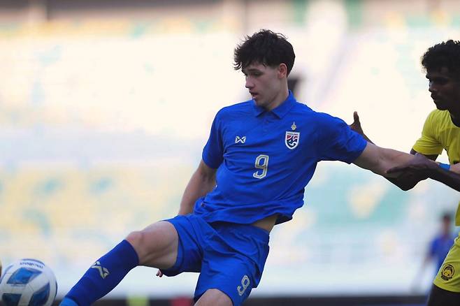 태국의 케일런 라이언은 키 190cm의 장신 공격수다. 영국태생인 그는 지난달 부리람 유나이티드로 이적하며 태국 연령별 대표팀의 기대주로 평가받는다. 사진출처|케일런 라이언 SNS