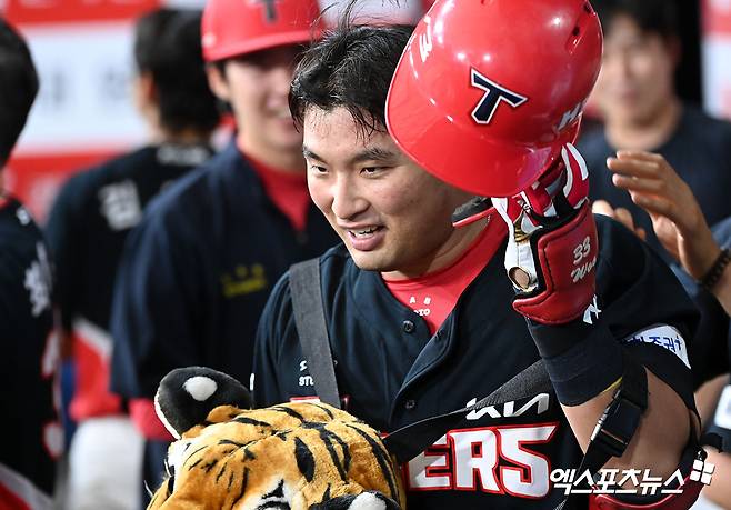 28일 오후 서울 구로구 고척스카이돔에서 열린 '2024 신한 SOL Bank KBO리그' KIA 타이거즈와 키움 히어로즈의 경기, KIA가 김선빈과 변우혁의 백투백 홈런에 힘입어 키움에 4:3으로 승리하며 3연패에서 탈출했다.  9회초 2사 KIA 변우혁이 솔로 홈런을 날린 후 기뻐하고 있다. 엑스포츠뉴스 DB