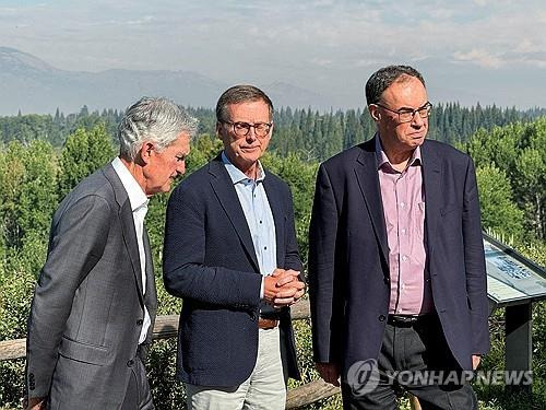 경제정책 심포지엄에 참석한 파월 연준 의장(맨 왼쪽) [로이터 연합뉴스 자료사진. 재판매 및 DB 금지]