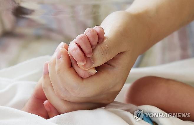 엄마와 따뜻한 교감 (수원=연합뉴스) 홍기원 기자 = 세계 인구의 날인 11일 오후 경기도 수원시 팔달구 쉬즈메디병원에서 신생아가 엄마 손을 잡고 있다. 2024.7.11 xanadu@yna.co.kr