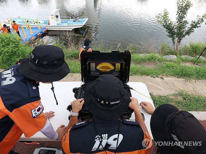 로봇으로 수중 수색하는 구조대 (울산=연합뉴스) 김용태 기자 = 27일 오전 울산시 남구 태화강 십리대밭교 앞에서 열린 울산소방본부의 첨단소방장비 시연회에서 구조대원들이 수중로봇(ROV)을 활용해 물속을 수색하고 있다. 2024.8.27 yongtae@yna.co.kr