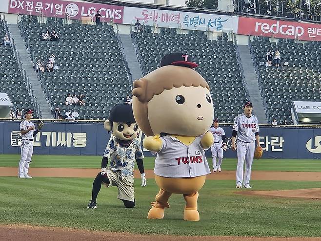 야구장에서 시구하는 웹툰 캐릭터 '마루' (서울=연합뉴스) 김경윤 기자 = 네이버웹툰 '마루는 강쥐'의 주인공 캐릭터 마루 인형탈이 27일 서울 송파구 잠실구장에서 시구하고 있다. 2024.8.27 heeva@yna.co.kr
