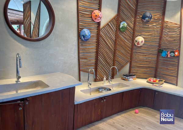 키즈클럽 내에 어린이의 키에 맞게 설치된 세면대. 소장섭 기자 ⓒ베이비뉴스