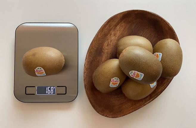 키위는 100g당 비타민 C 함량이 152g다. 키위 무게를 직접 측정했더니 168g, 섭취 후 껍질의 무게를 재보니 약 20g이다. 키위 하나에 100g이 훌쩍 넘는 점을 고려하면 한 알을 먹었을 때 실제 비타민 C 섭취량은 더 늘어나는 셈이다.