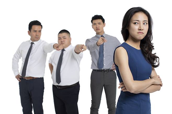 자존감이 높은 사람들은 심리적으로 안정된 상태를 유지한다. 이들은 자신의 가치에 대해 확고한 믿음을 가지고 있어, 외부의 비판이나 실패에도 흔들리지 않는다. 반면, 자존심이 높은 사람들은 타인의 평가에 민감하게 반응하며, 주위 사람들의 반응에 따라 자주 불안감을 느낀다. [사진= 게티이미지뱅크]