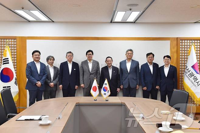 부산시와 일본 나라현 한일친선협회 관계자들이 부산시청에서 기념사진을 찍고 있다(부산시청 제공)