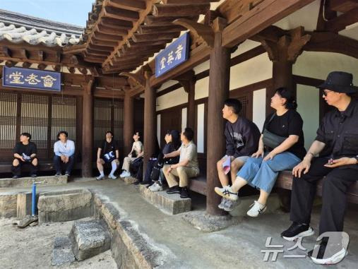 동래전통건축 코스 참가자들이 현장을 둘러보고 건축물에서 휴식을 취하고 있다(부산시청 제공)