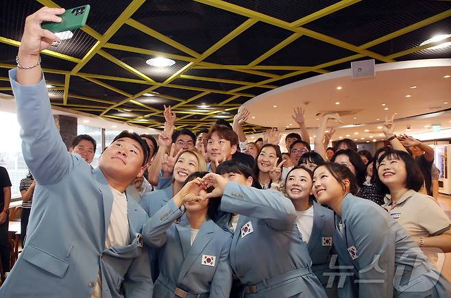 지난 27일 오후 서울 중구 신한금융그룹 본사 열린 파리 올림픽 메달리스트 초청 행사에서 참석자들이 기념사진을 촬영하고 있다.