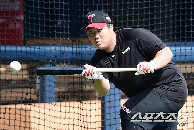 30일 서울 잠실구장에서 열리는 LG와 삼성의 경기. 번트 훈련을 하고 있는 김범석. 잠실=송정헌 기자songs@sportschosun.com/2024.07.30/