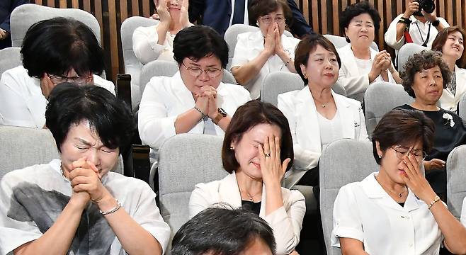 대한간호협회 간호사들이 28일 국회 본회의에서 간호법이 통과되자 방청석에서 기쁨의 눈물을 흘리고 있다. /이덕훈 기자