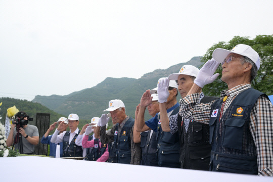 육군 제32보병사단은 지난 27일 논산시 양촌면에 위치한 대둔산 참전유공자탑에서 사단장 김관수 소장 주관으로 '6·25전사자 유해발굴 개토식'을 진행했다. 논산시 제공