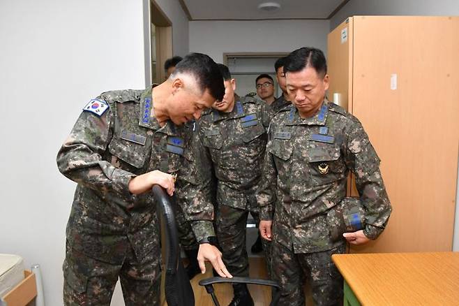 이영수 공군참모총장이 미사일방어부대를 찾아 초급간부 숙소를 살펴보고 있다(자료사진). ⓒ공군