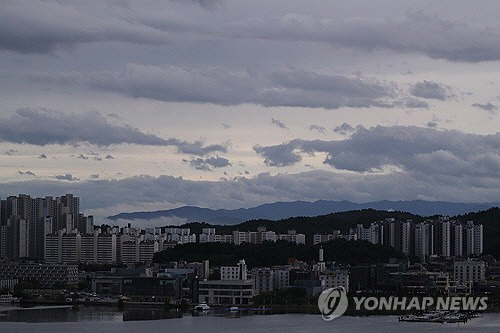 지난 21일 오후 강원 속초시 일대에 구름이 가득 차 있다. 이날 오후 속초에서 소멸할 것이 유력했던 제9호 태풍 '종다리'는 전날 밤 열대저압부로 약화하며 세력을 잃었다. [속초=연합뉴스]