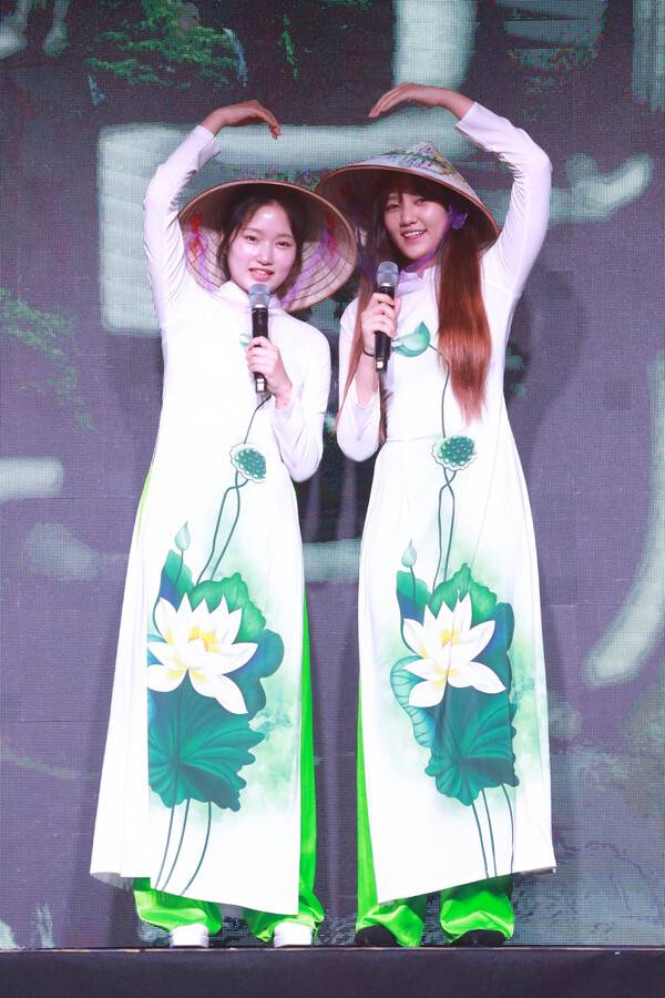 여자 프로당구 선수인 한지은과 권발해가 26일 베트남 전통 복장을 입고 하노이오픈 결승전 카운트다운을 하고 있다. PBA 제공