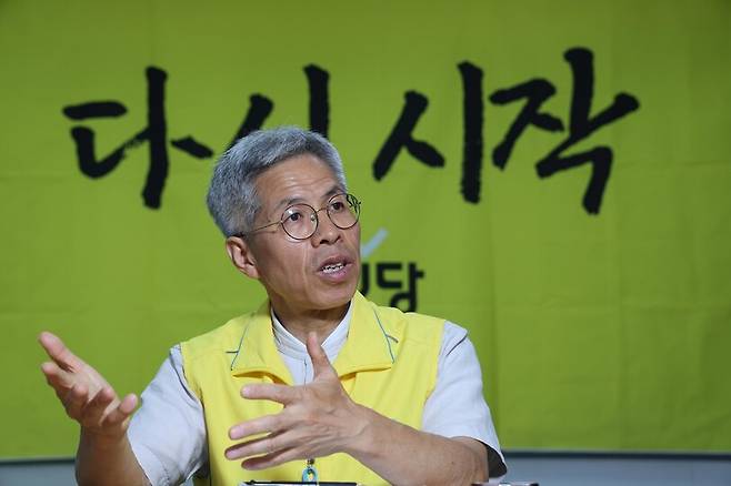 권영국 정의당 대표가 20일 오전 새 당사로 입주한 서울 구로구 디지털단지 내 한 건물 중앙당사에서 한겨레와 인터뷰하고 있다. 김봉규 선임기자 bong9@hani.co.kr