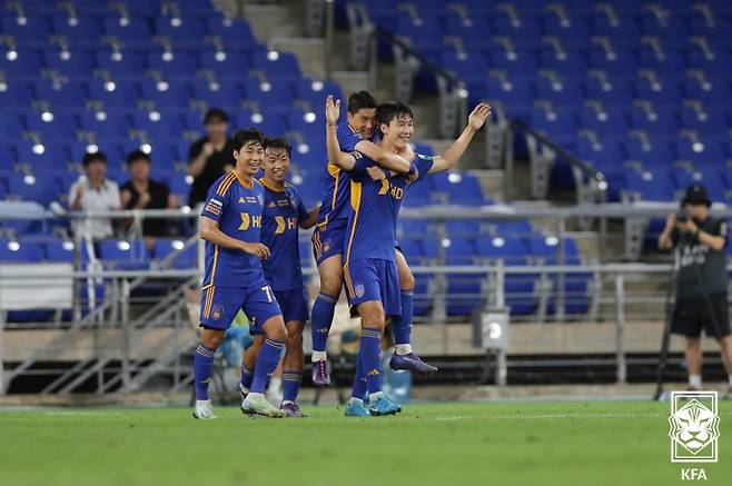 울산 HD 임종은(오른쪽)이 28일 광주FC와의 2024 하나은행 코리아컵 준결승 2차전 광주FC전에서 골을 넣은 뒤 기뻐하고 있다. 사진=대한축구협회