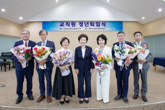 8월 27일(화) 서울 용산구 숙명여대 백주년기념관 한상은라운지에서 2024학년도 1학기 교직원 정년퇴임식이 열렸다. (왼쪽부터) 김영원 통계학과 교수, 배정근 미디어학부 교수, 신혜양 독일언어·문화학과 교수, 장윤금 총장, 김현숙 식품영양학과 교수, 박종훈 생명시스템학부 교수, 김봉환 교육학부 교수.