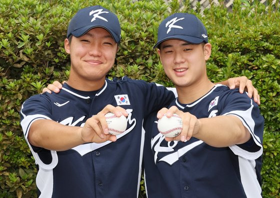 지난 27일 부산의 한 호텔에서 만난 정우주(왼쪽)와 정현우. 부산=송봉근 기자