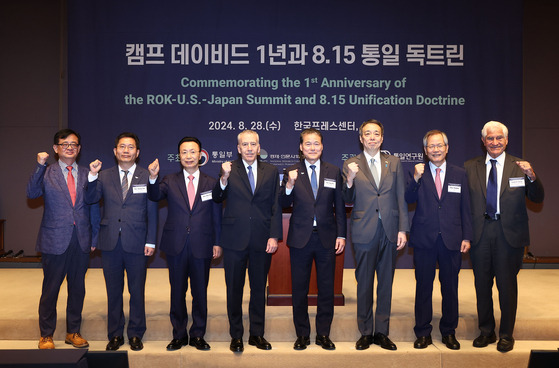 South Korean Unification Minister Kim Yung-ho, fifth from left, U.S. Ambassador Philip Goldberg, fourth from left, and Japanese Ambassador Koichi Mizushima, sixth from left, pose for a commemorative photo with other attendees at an academic forum on Wednesday at the Korea Press Center in central Seoul, marking the South Korea-U.S.-Japan Summit‘s anniversary and the Aug. 15 Unification Doctrine. [YONHAP]