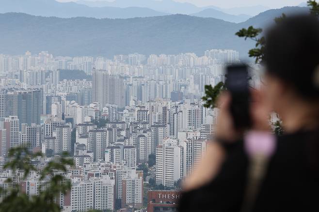 Apartment complexes clustered at the downtown Seoul [YONHAP]