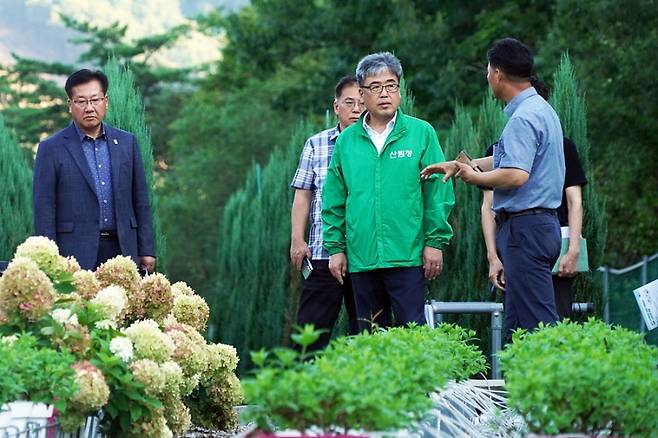 28일 충북 청주시 상당구 소재 조경수 재배임가를 방문해 스마트임업 현장을 살피는 임상섭 산림청장. 산림청