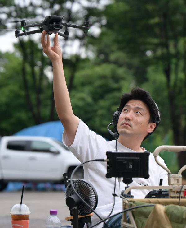 김 촬영감독이 지난 6월 22일 서울 마포구 상암동 월드컵경기장에서 K리그 축구경기를 촬영하기 위해 드론을 띄우고 있다.