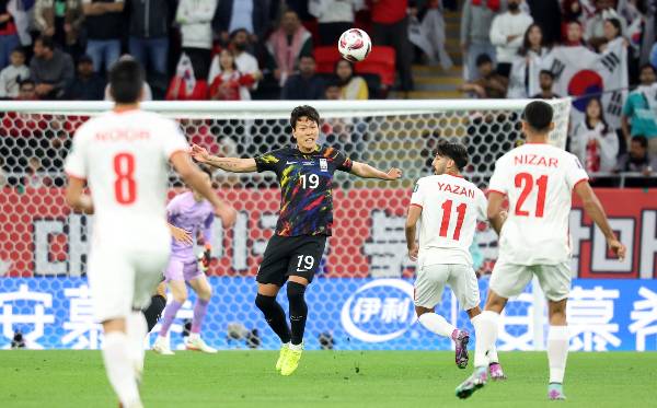 울산 출신 선수 10명이 이번 엔트리에 포함됐다. 사진은 지난 2월 2023 아시아축구연맹(AFC) 카타르 아시안컵 준결승 요르단과 대한민국의 경기에서 헤더를 하는 김영권의 모습. /사진=뉴스1
