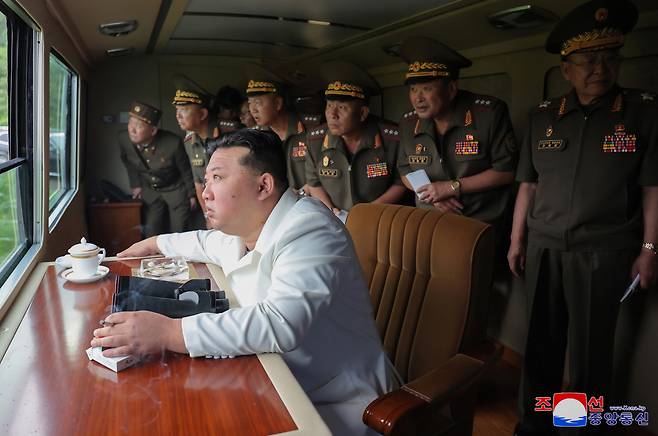 김정은 북한 국무위원장이 지난 27일 제2경제위원회 산하 국방공업기업소들이 생산한 240㎜ 방사포무기체계의 검수시험사격을 참관했다고 조선중앙통신이 28일 보도했다. [연합]