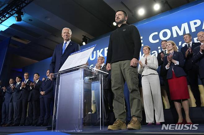 [워싱턴=AP/뉴시스] 조 바이든 미국 대통령과 볼로디미르 젤렌스키 우크라이나 대통령이 지난달 11일(현지시각) 워싱턴DC에서 나토 정상회의를 계기로 열린 정상들의 우크라이나 지원 행사에 참석해 있다. 2024.08.28.