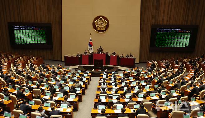 [서울=뉴시스] 고승민 기자 = 대한간호협회 회원들이 28일 서울 여의도 국회에서 열린 제417회 국회(임시회) 제2차 본회의에서 전세사기피해자 지원 및 주거안정에 관한 특별법 일부개정법률안(대안)이 재석 295인, 찬성 295인으로 가결되고 있다. 2024.08.28. kkssmm99@newsis.com