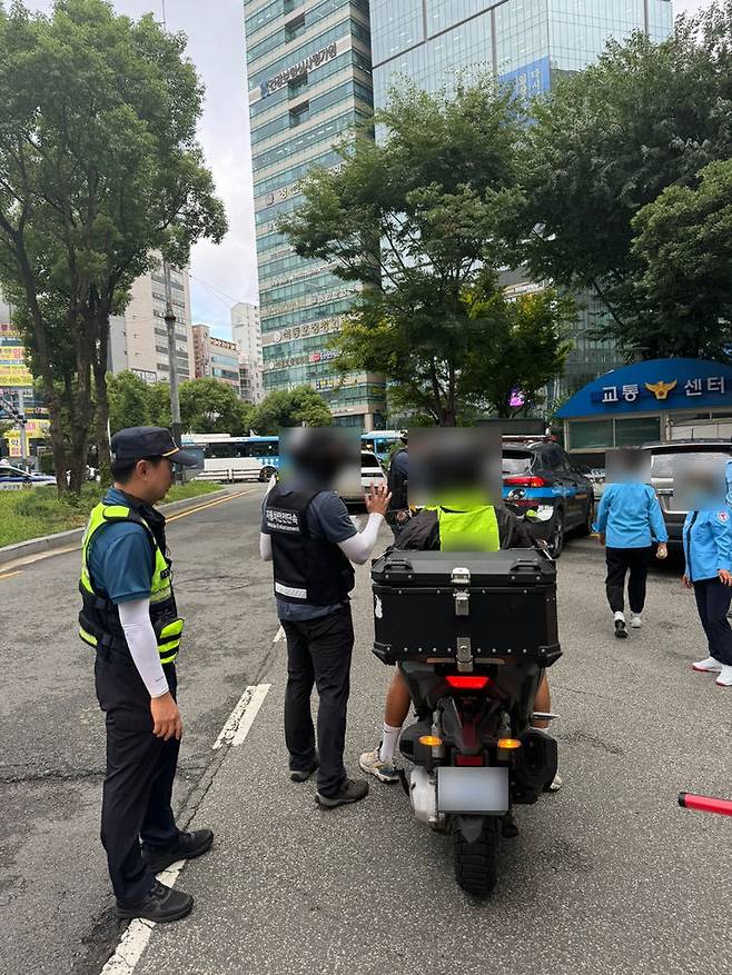 [부산=뉴시스] 28일 오후 부산 연제구 연산교차로 일대에서 경찰이 이륜차 단속을 벌이고 있다. (사진=부산경찰청 제공) 2024.08.28. photo@newsis.com *재판매 및 DB 금지