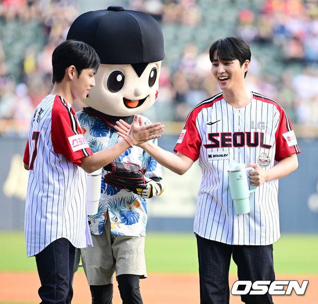 [OSEN=잠실, 지형준 기자] 18일 오후 서울&nbsp;잠실야구장에서&nbsp;2024 신한 SOL Bank KBO리그 LG 트윈스와 KIA 타이거즈의 경기가 열렸다.이날 LG는 엔스, KIA는 네일을 선발로 내세웠다.데이식스 원필, 영케이가 시타, 시구를 마치며 즐거워하고 있다. 2024.08.18 / jpnews@osen.co.kr