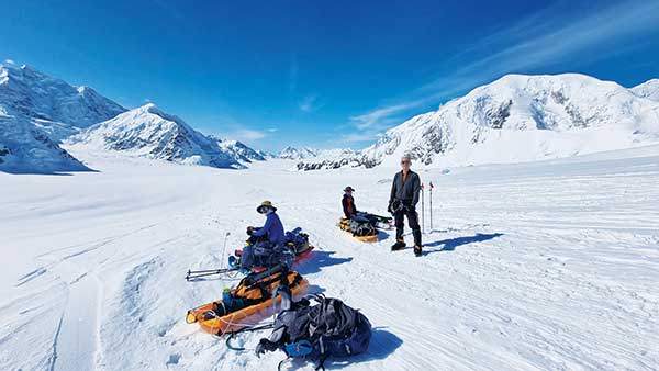 캠프1에서 캠프2로 향하는 도중 휴식을 취하고 있다. (왼쪽부터) 최진철, 유승조, 전재민 대원.
