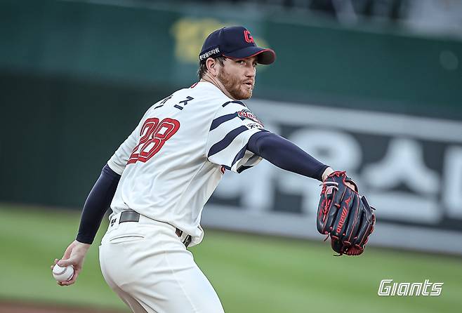 롯데 투수 반즈는 28일 사직구장에서 열린 '2024 신한 SOL Bank KBO 리그' 한화와 주중 3연전 두 번째 경기에서 선발 등판했다. 7이닝 2실점(1자책점)으로 호투했으나 승리 투수와 인연을 맺지 못했다. 롯데 자이언츠