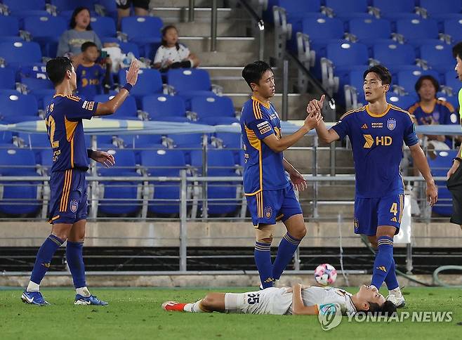 결승 진출하는 울산 (울산=연합뉴스) 김용태 기자 = 28일 울산 문수축구경기장에서 열린 2024 하나은행 코리아컵 4강 2차전 울산 HD와 광주FC의 경기 종료 후 결승 진출을 확정한 울산 선수들이 서로 격려하고 있다. 2024.8.28 yongtae@yna.co.kr