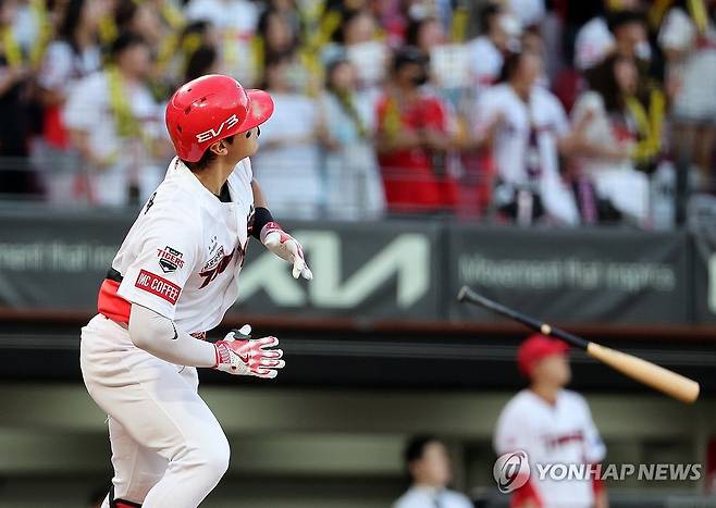 홈런타구 바라보는 김도영 (광주=연합뉴스) 조남수 기자 = 28일 광주기아챔피언스필드에서 열린 프로야구 SSG 랜더스와 KIA 타이거즈의 경기. KIA 3번타자 김도영이 1회말 1사 1루에서 선제 투런홈런을 때리며 타구를 바라보고 있다. 2024.8.28 iso64@yna.co.kr