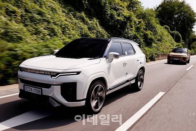 쿠페형 SUV ‘액티언’은 긴 차체와 낮은 루프에 넓은 차폭을 적용해 안정적이고 와이드한 디자인을 완성했다.(사진=KGM)