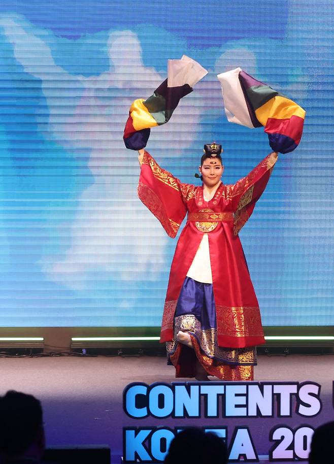 29일 경기도 고양시 일산 킨텍스 2전시장 6홀에서 열린 ‘2024 콘텐츠 유니버스 코리아’ 개막식에서 최고은 춤자락무용단 단장이 AI 캐릭터와 함께 ‘오래된 미래-공존과 이음’ 공연을 펼치고 있다. (이데일리 노진환 기자)