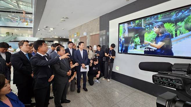 더불어민주당 독도지우기 진상조사 특별위원회 김병주 위원장 등 위원들이 29일 오전 ‘독도 실시간 영상관’ 가동을 중단한 경기 성남시청을 방문해 1층 로비에서 실태를 조사하고 있다.(사진=연합뉴스)