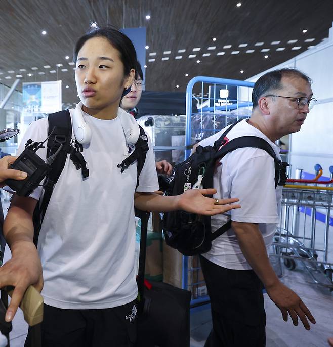 Badminton team member Ahn Se-young answers reporters' questions