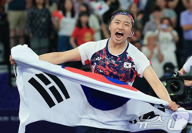 대한민국 배드민턴 대표팀 안세영이 5일 오후(한국시간) 프랑스 파리 라 샤펠 아레나에서 열린 2024 파리올림픽 배드민턴 여자 단식 결승 중국의 허빙자오 선수와의 경기에서 금메달을 확정 지은 후 기뻐하고 있다. 2024.8.5/뉴스1 ⓒ News1 박정호 기자