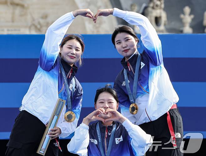 대한민국 양궁대표팀 임시현, 남수현, 전훈영이 29일(한국시간) 프랑스 파리 레쟁발리드 특설 사로에서 열린 2024 파리올림픽 양궁 여자 단체전 시상식에서금메달을 수여받은 후 세리머니를 하고 있다. 2024.7.29/뉴스1 ⓒ News1 이동해 기자