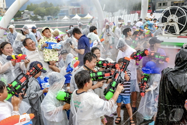 올해에도 무주반딧불축제가 시원한 재미를 선사한다. 사진은 지난해 축제기간 펼쳐진 물벼락 페스티벌 모습.(무주군 제공)/뉴스1