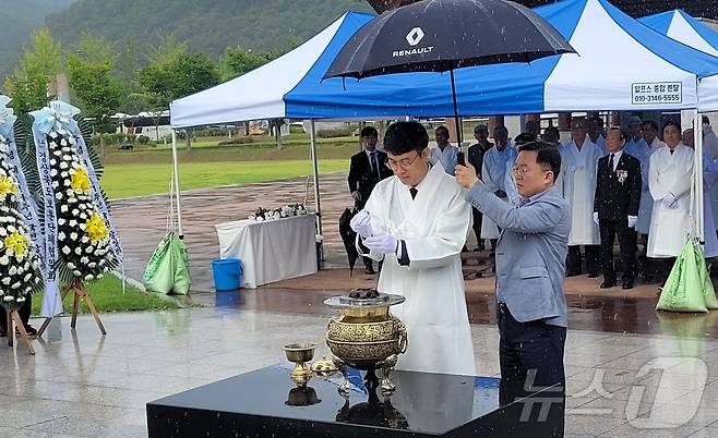 29일 경북도독립운동기념관에서 열린 제114년 경술국치 추념식에 김민석 경북도정책실장이 향을 피우고 있다. ⓒ News1 김대벽기자