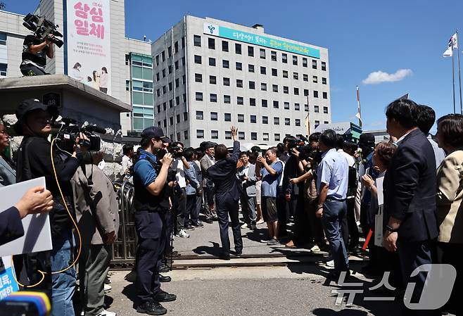 '해직교사 부당 특별채용' 유죄를 확정 받은 조희연 서울시교육감이 교육청을 나서며 직원, 관계자 등과 인사를 나누고 있다. /뉴스1 ⓒ News1 김명섭 기자