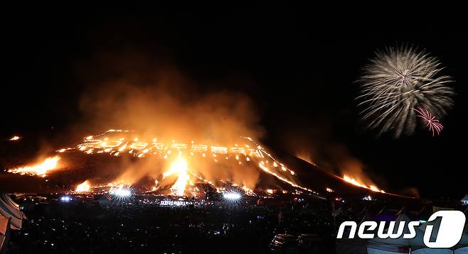 제주시 애월읍 봉성리 새별오름에서 열린 ‘2018 제주들불축제’에서 축제 하이라이트인 오름 불 놓기가 펼쳐지고 있다.2018.3.3/뉴스1 ⓒ News1 DB