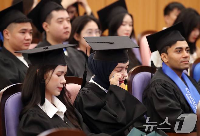 대구 달서구 계명대학교 성서캠퍼스에서 20일 열린 '학위수여식'에서 한 외국인 유학생이 눈물을 훔치고 있다. /뉴스1 ⓒ News1 공정식 기자